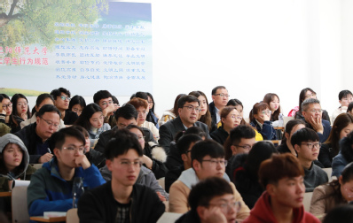 郝德永校长听取马克思主义学院刘聪讲授的《马克思主义基本原理概论》 郝德永校长听取马克思主义学院刘聪讲授的《马克思主义基本原理概论》