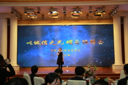 牟文翰代表“自强之星”“诚信之星”发表感言