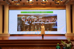 万里晴代表“最美志愿者”发表感言