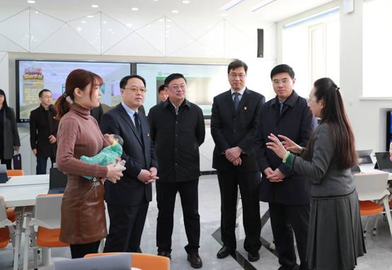 3.李金科副省长考察儿童教育实验实训中心.JPG